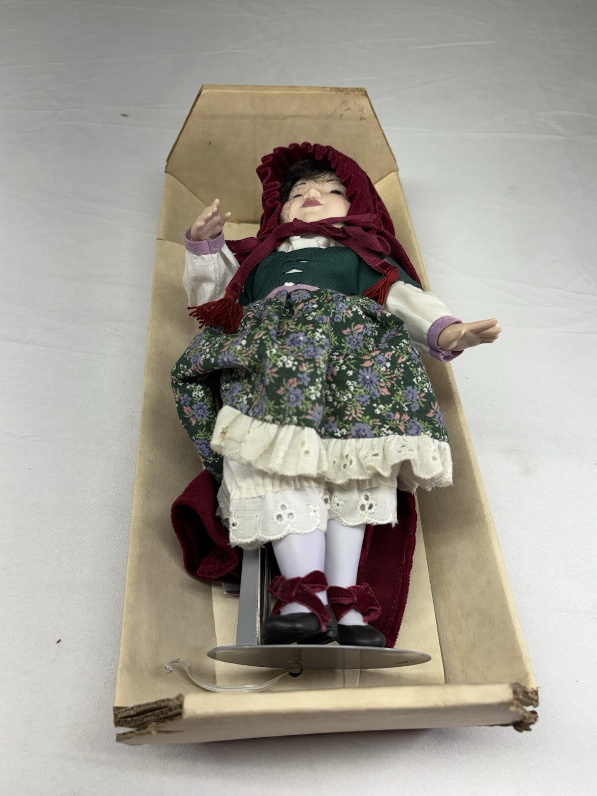 Vintage 1986 Franklin Heirloom Doll Little Red Riding Hood Stunning With Stand
